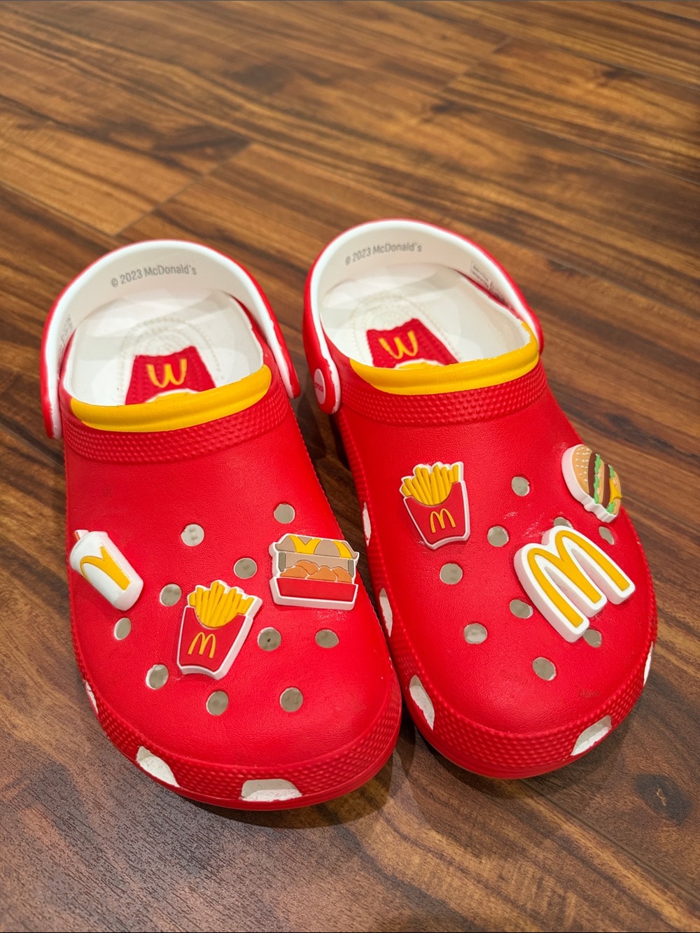 🍔 McDonald's crocs red with charms men's 7 women's 9